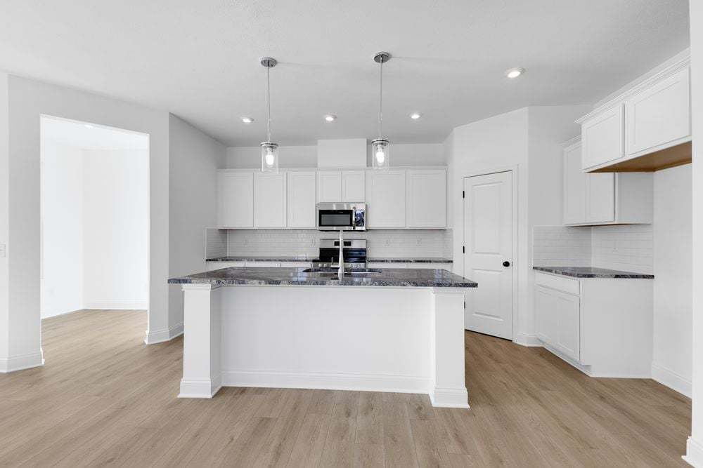 08 kitchen-in-mccordsville-colonnade-uptown-lot-7-004