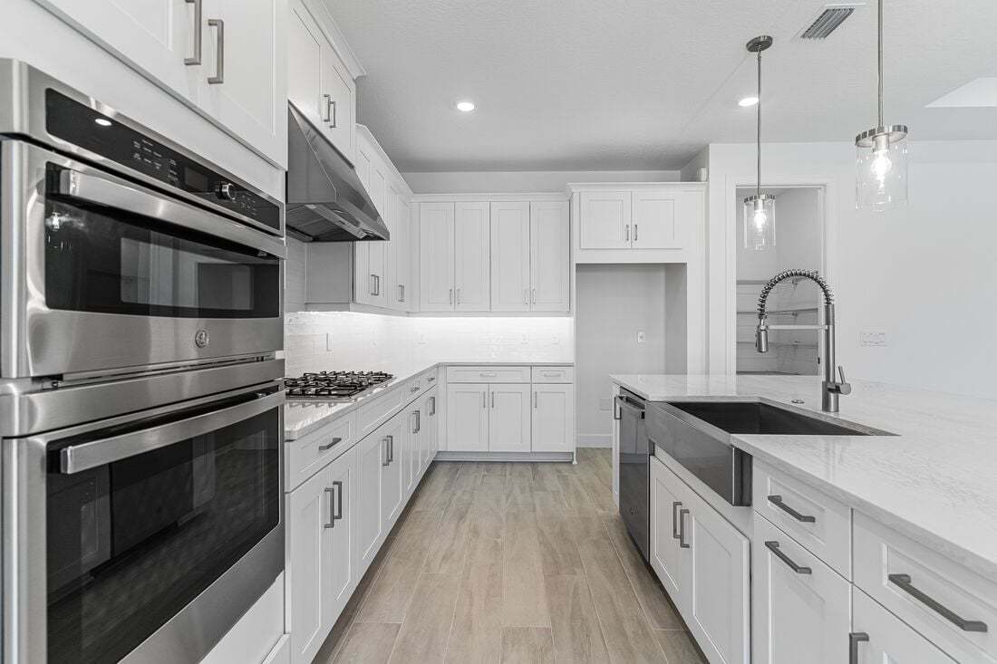 hj-fl-orlando-esplanade-at-center-lake-ranch-azzurro-lot-2-kitchen-04