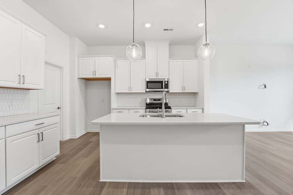 hj-sc-charlotte-ridge-at-sugar-creek-aspen-lot-168-kitchen-001