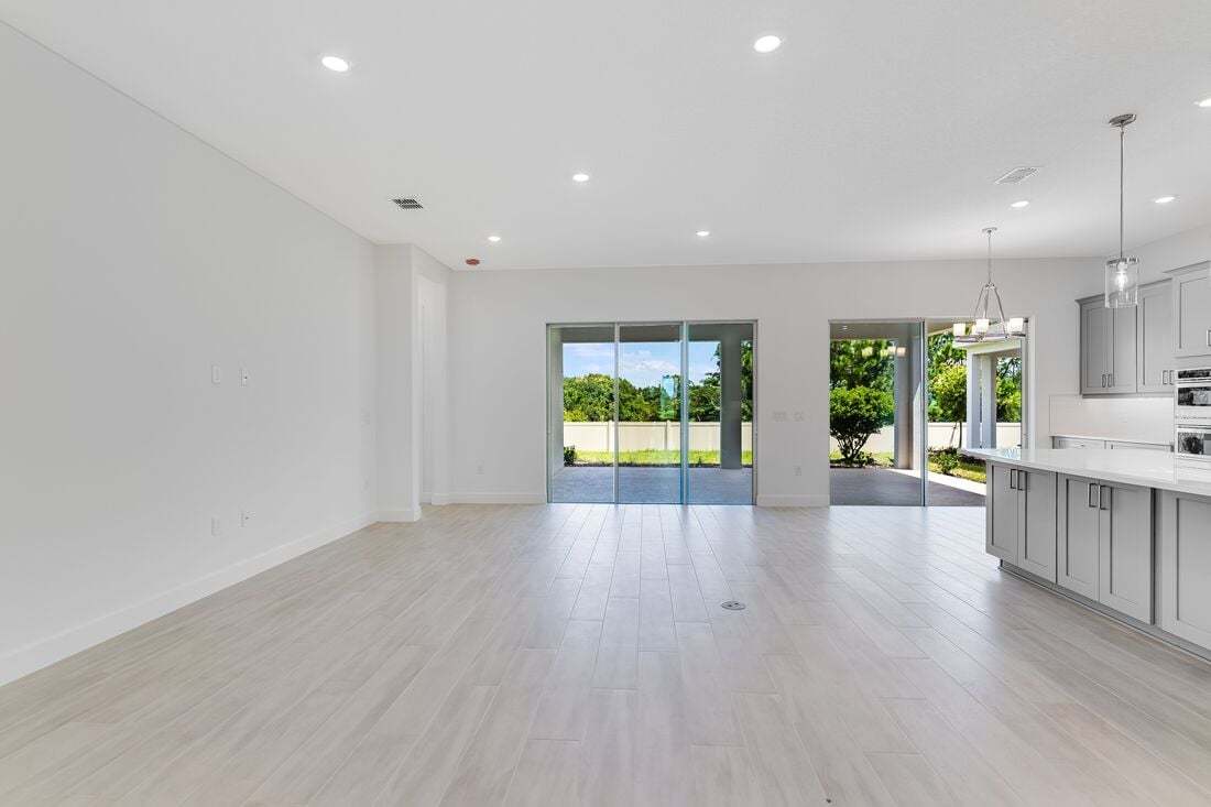 hj-fl-orlando-esplanade-at-center-lake-ranch-lazio-lot-3-tv-lounge-02