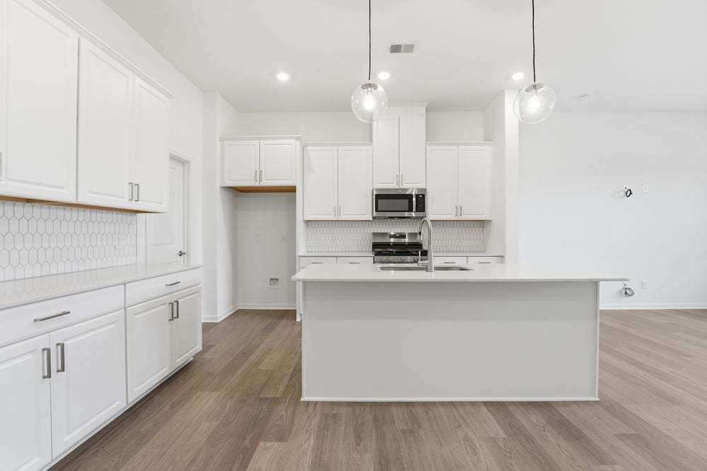 hj-nc-charlotte-indian-trail-townhomes-aspen-lot-29-kitchen-001