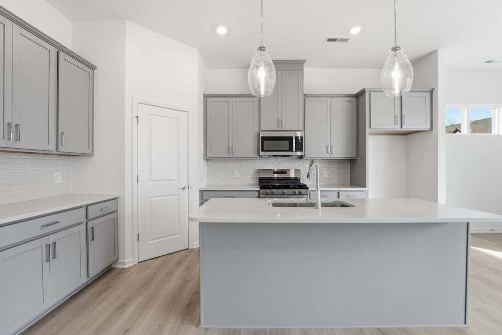 hj-sc-charlotte-ridge-at-sugar-creek-avon-lot-167-kitchen-001