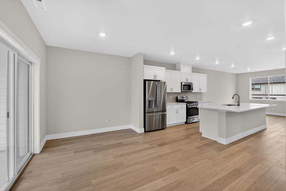 hj-or-portland-bethany-crossing-townhomes-bondi-lot-398-tv-lounge-to-kitchen-002