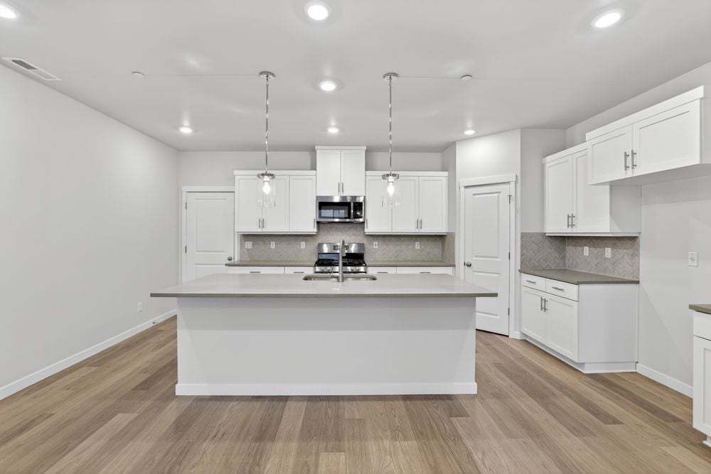 hj-or-portland-piper-ridge-townhomes-sorrel-lot-40-kitchen-001
