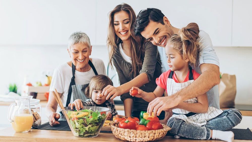 family in kitchen:family in kitchen