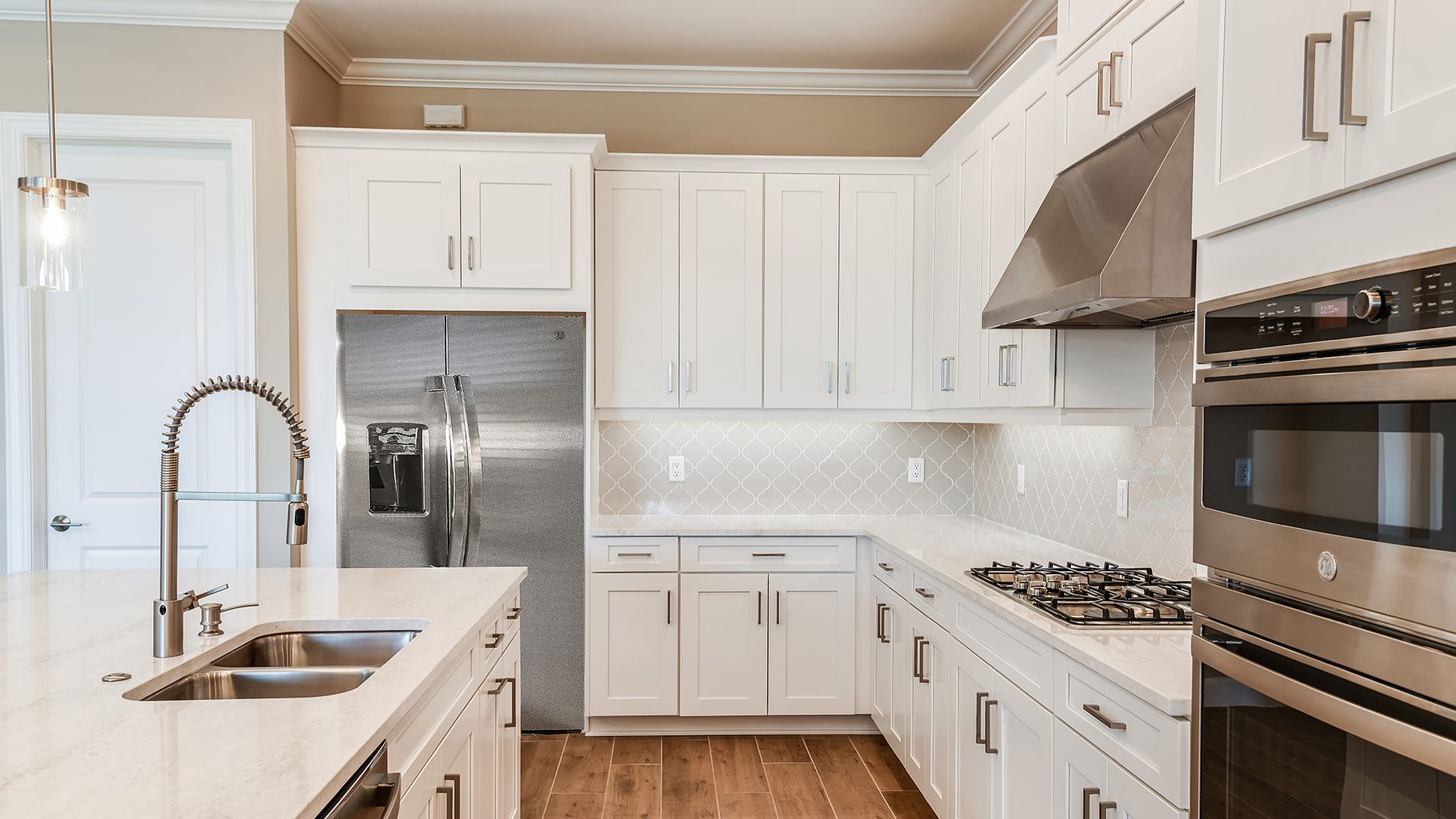 Esp-Lake-Club-Assuro-Lot-557-11912-Noveli-Court-3508-16x9-kitchen