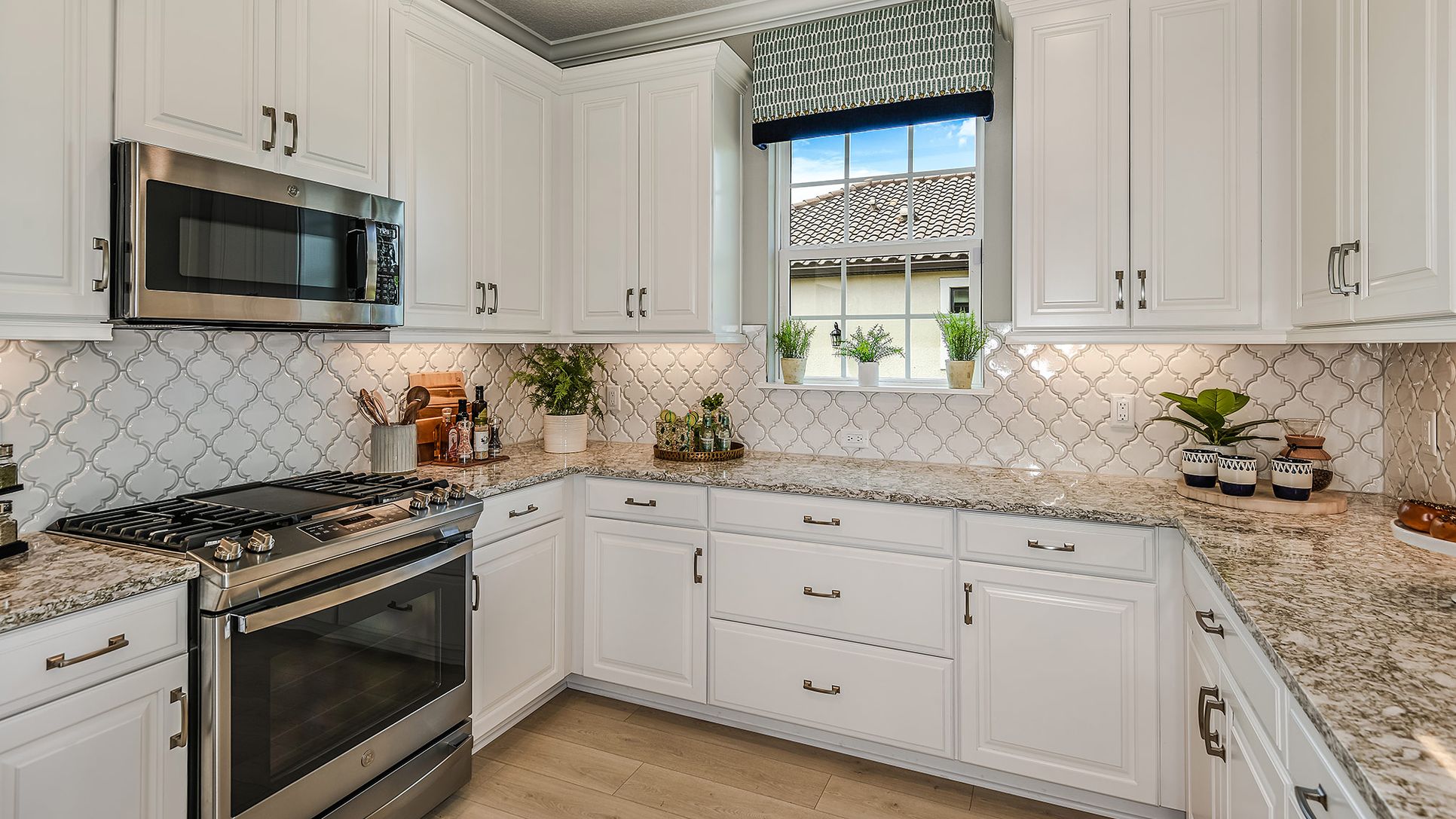 Esp-at-Azario-LWR-Arezzo-8302-16x9