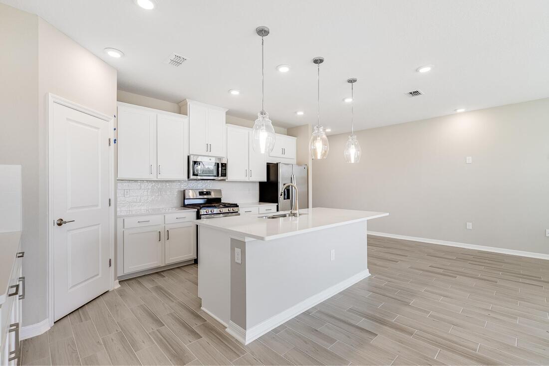 hj-fl-jacksonville-150-cherry-elm-at-silver-leaf-lot24-kitchen-002