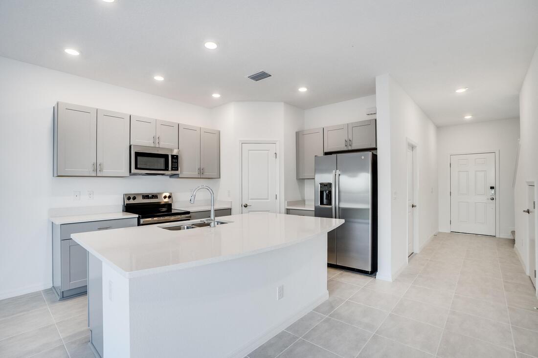 hj-fl-sar-sarasota-townhomes-at-azario-jasmine-plan-3153novara-kitchen-to-coridoor-001