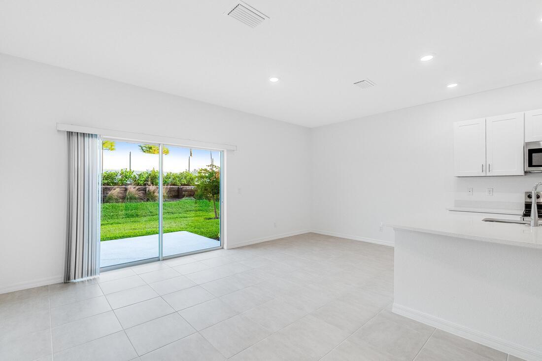 hj-fl-sar-sarasota-townhomes-at-azario-jasmine-plan-3145novara-kitchen-to-diningroom-001