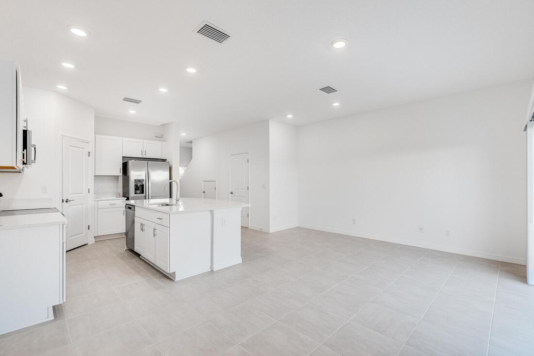 hj-fl-sar-sarasota-townhomes-at-azario-jasmine-plan-3145novara-diningroom-to-kitchen-002
