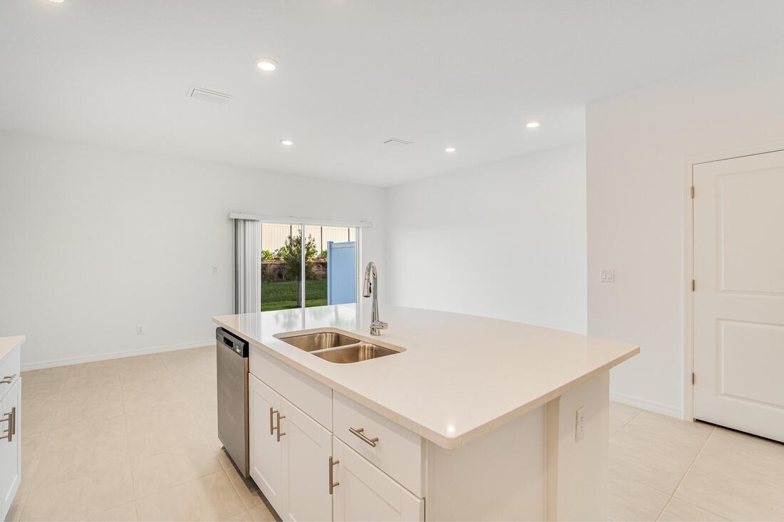hj-fl-sar-sarasota-townhomes-at-azario-jasmine-plan-3149novara-kitchen-to-diningroom-001