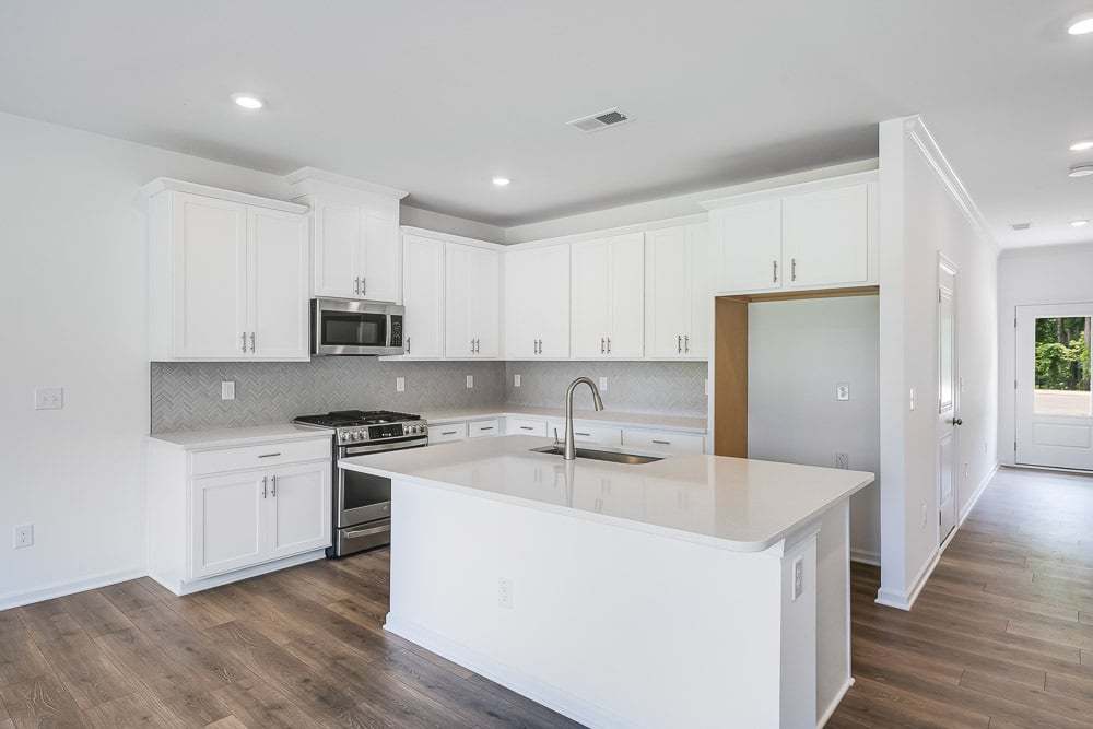 hj-nc-raleigh-forestville-magnolia-lot-129-kitchen-002