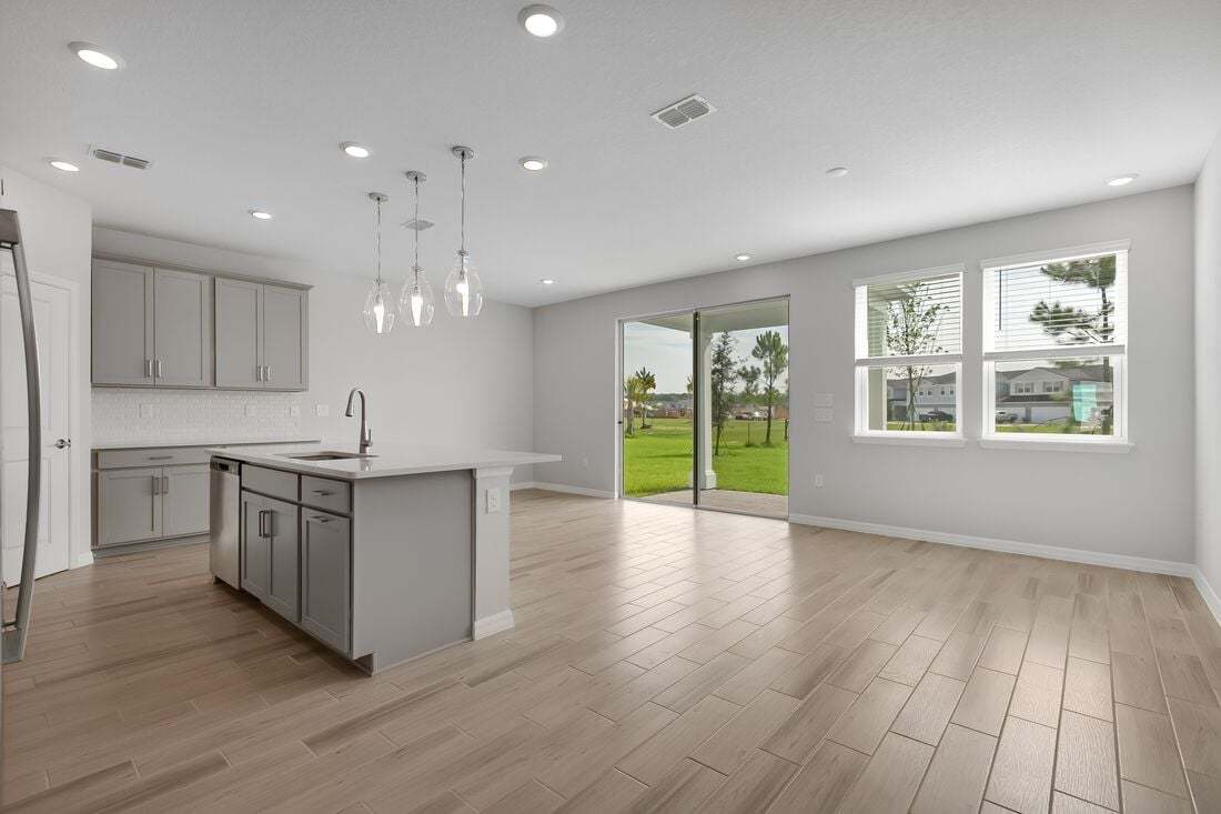 hj-fl-jacksonville-cherry-elm-at-silverLeaf-birch-lot-44-coridoor-to-tv-lounge-01