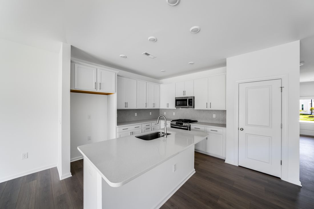hj-nc-raleigh-magnolia-townes-sage-lot-92-kitchen-02