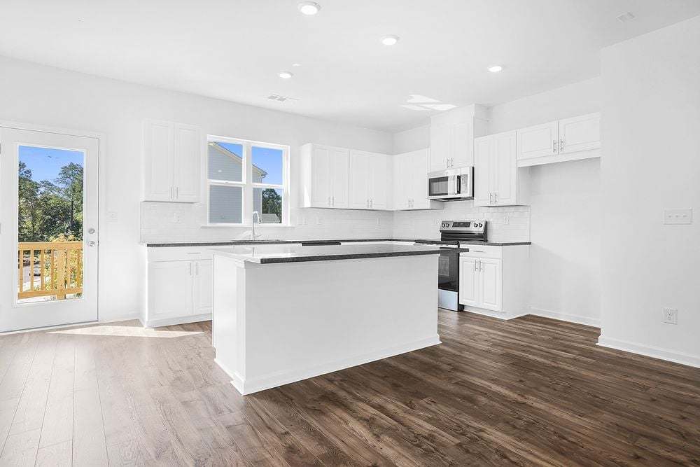 hj-ga-atlanta-somerset-at-veterans-memorial-oconee-lot-8-kitchen-001