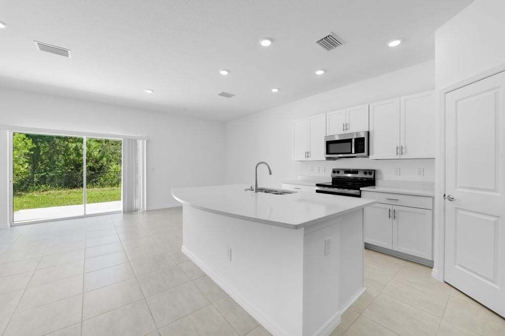 hj-fl-sarasota-vinterra-townhomes-jasmine-lot-73-kitchen-to-tv-lounge-001