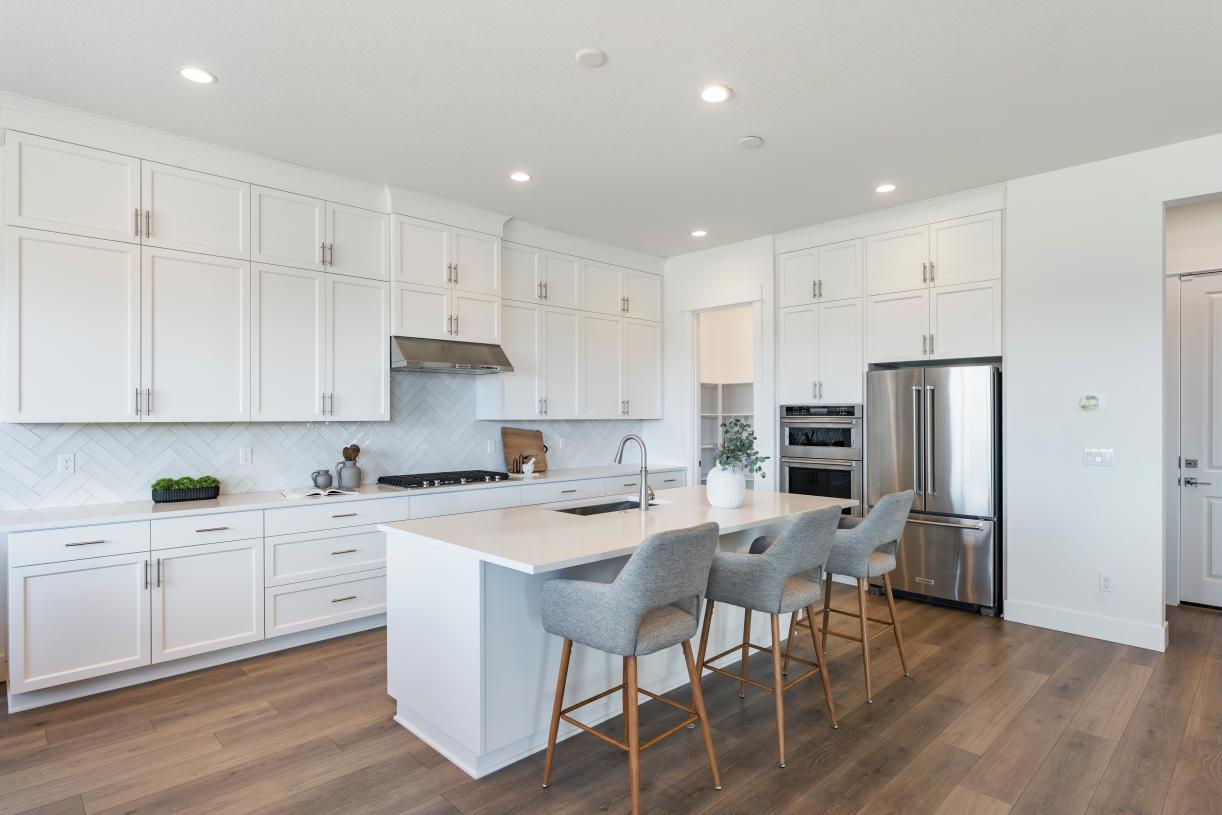 Elevation Image:Stunning kitchen with large central island