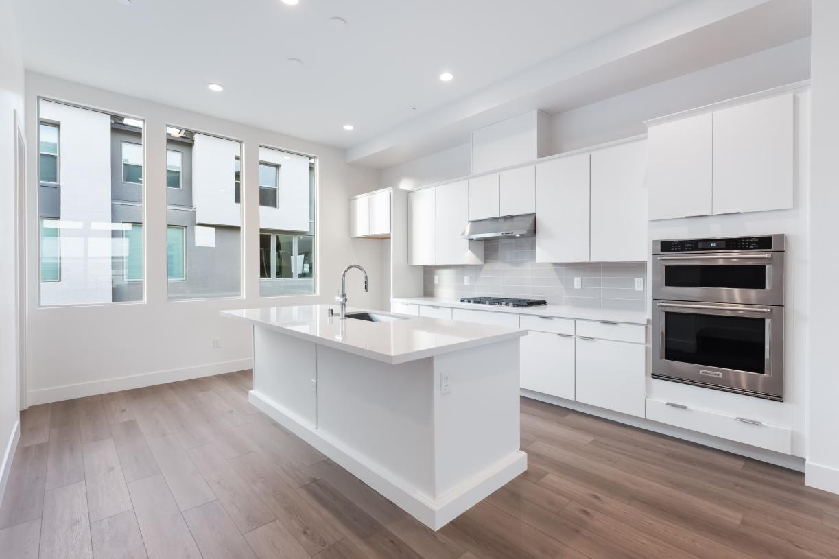 Elevation Image:Modern gourmet kitchen