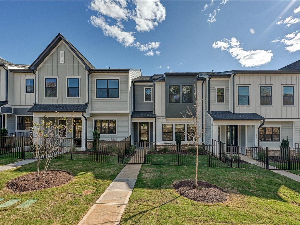489 Nash St:Fully Fenced In Front Yards