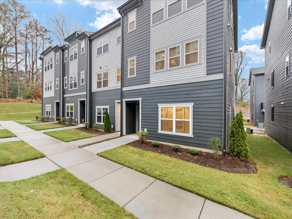 6023 Pivot Ct:Maintenance Free Exteriors