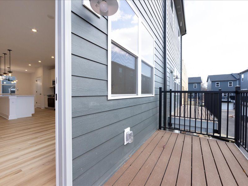 7022 Impulse Ct:Outdoor Living with Modern Black Rail