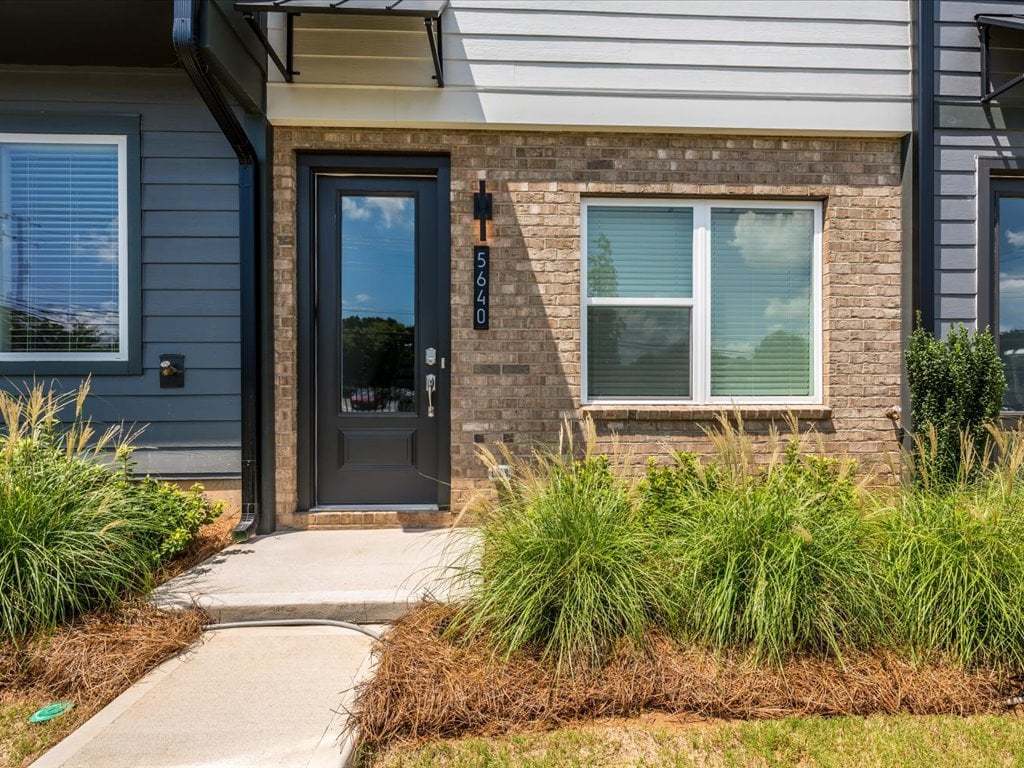 5640 Kingspan Dr:Front Exterior